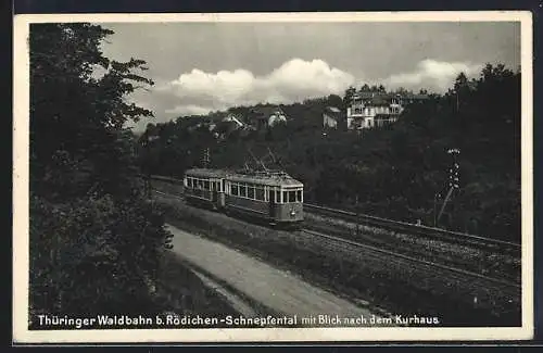 AK Rödichen-Schnepfental, Thüringer Waldbahn mit Blick nach dem Kurhaus, Strassenbahn