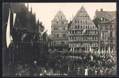 AK Hannover, 9. Deutsches Sängerbundesfest 1924, Strassenpartie mit Menschenmenge
