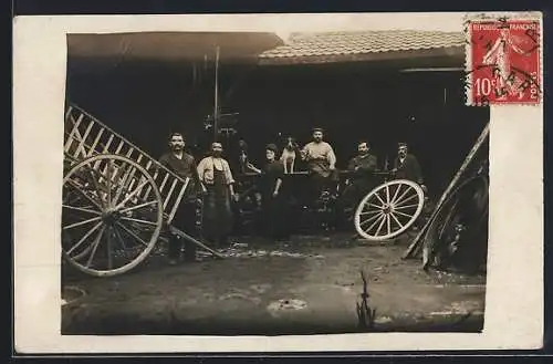 AK Gruppe von Handwerkern auf dem Hof