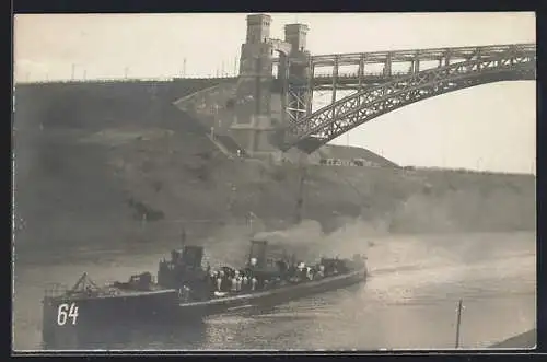 Foto-AK Torpedoboot 64 mit Besatzung an Deck durchfährt eine Brücke