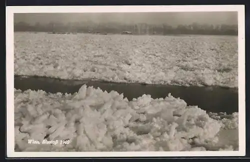 AK Wien, Eisstoss 1940, Aufgetürmtes Eis mit Wasserrinne