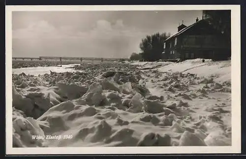 AK Wien, Eisstoss 1940, Aufgetürmtes Eis mit Brücke und Haus am Ufer