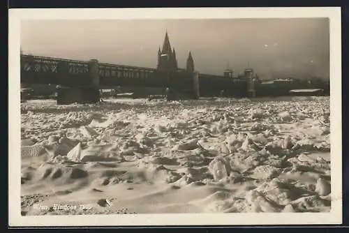 AK Wien, Eisstoss 1929, Verschneite Eismassen mit Brücke und Turmpanorama