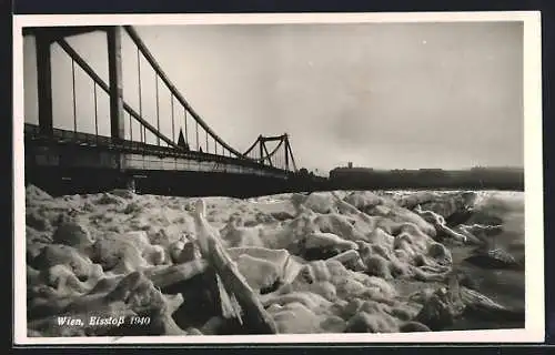 AK Wien, Eisstoss 1940, Aufgetürmtes Eis mit Brücke und Blick zur Stadt