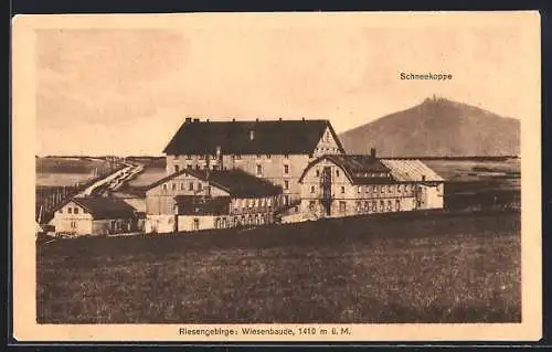 AK Wiesenbaude /Riesengebirge, Ansicht mit Strasse und Schneekoppe