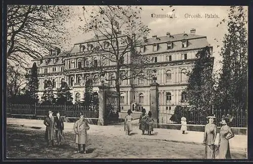 AK Darmstadt, Grossherzogliches Palais mit Soldaten und Passanten