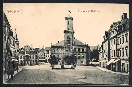 AK Schneeberg / Erzgebirge, Strasse am Markt mit Blick zum Rathaus