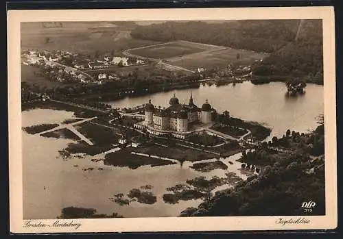 AK Moritzburg / Sachsen, Fliegeraufnahme vom Jagdschloss