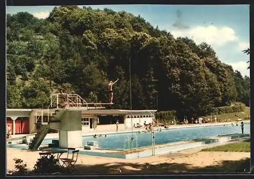 AK Gernsbach im Murgtal, Schwimmbad, Schwimmer springt vom Turm