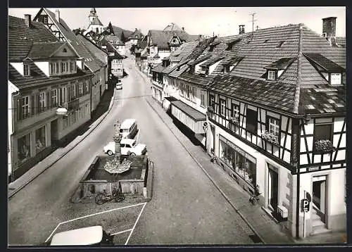 AK Gernsbach im Murgtal, Strassenansicht mit Brunnen und Geschäften