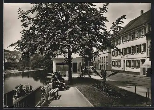 AK Gernsbach im Murgtal, Hotel Goldenes Kreuz von H. Walter, Ansicht vom Flussufer aus