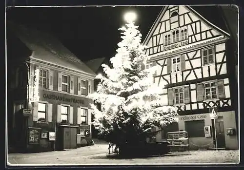 Foto-AK Gernsbach, Gasthaus zur Traube, erleuchteter Christbaum und Weinstube z. Laub