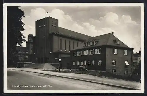 AK Ludwigshafen / Rhein, Herz Jesu-Kirche mit Strassenpartie