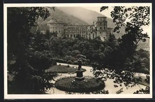 AK Heidelberg, Schloss mit Scheffel-Denkmal aus der Vogelschau