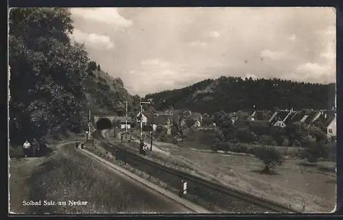 AK Sulz am Neckar, Ortsansicht von den Bahnschienen aus, mit Tunnel