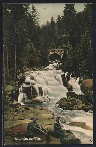 AK Raumünzach /Murgtal, Rauhmünzachfälle mit Brücke, Wanderer