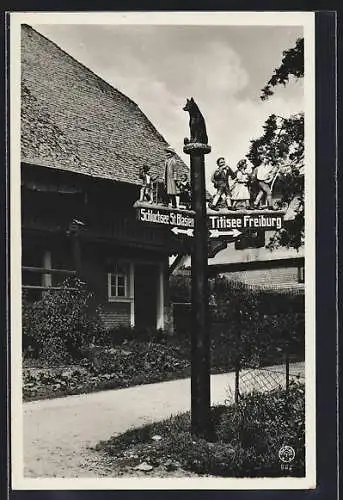 Foto-AK Altglashütten, Wegweiser vor dem Gasthof zum Hirschen-Löwen