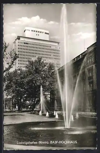 AK Ludwigshafen /Rh., BASF-Hochhaus mit Wasserfontänen