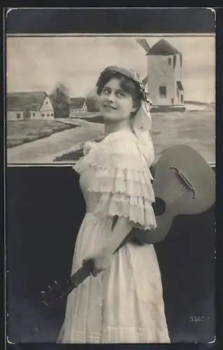 AK Junge Frau mit Gitarre vor Windmühlen-Panorama