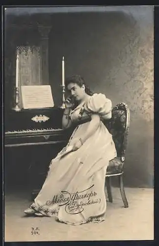 AK Junge Dame träumt an einem Klavier