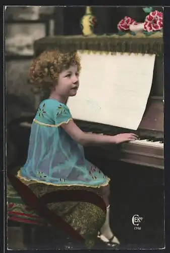 AK Kleines Mädchen spielt Klavier