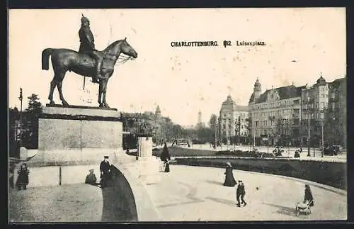 AK Berlin-Charlottenburg, Partie am Luisenplatz, Denkmal Kaiser Friedrichs