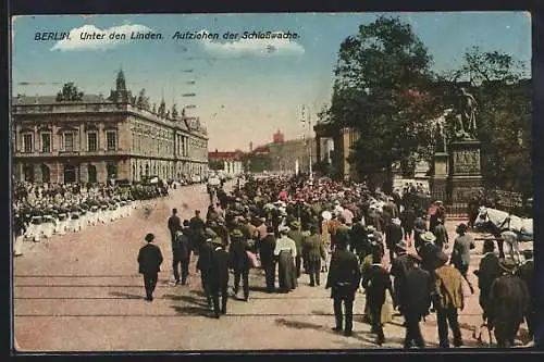 AK Berlin, Unter den Linden, Zeughaus, Aufziehen der Schlosswache