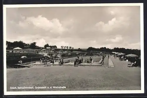 AK Grünstadt a. d. Weinstrasse, Blick aufs städtische Schwimmbad