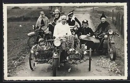 Foto-AK Hörden / Murgtal, Fastnacht 1935, Kostümierte auf Motorrädern