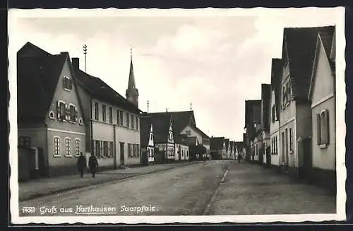 AK Harthausen /Saarpfalz, Strassenpartie mit Kirche