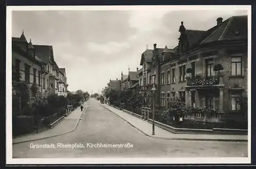 AK Grünstadt / Pfalz, Kirchheimerstrasse mit Passanten