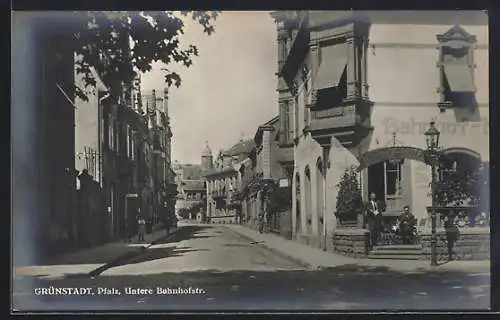 AK Grünstadt / Pfalz, Untere Bahnhofstrasse mit Bahnhof-Hotel