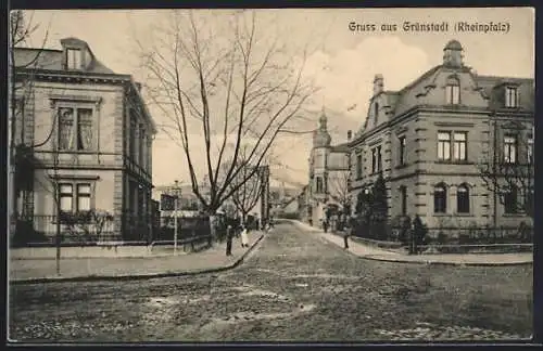 AK Grünstadt / Rheinpfalz, Strassenpartie mit Anwohnern