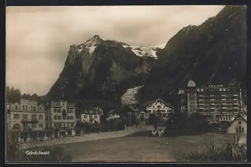 AK Grindelwald, Ortsansicht gegen die Berge