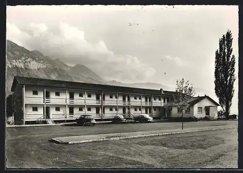 AK Interlaken, Strand-Motel Neuhaus gegen die Berge
