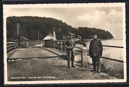 AK Harrislee, Deutsch-Dänische Grenze, Deutscher und dänischer Grenzer