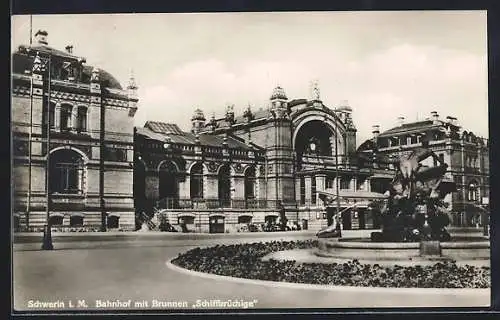 AK Schwerin i. M., Bahnhof mit Brunnen Schiffbrüchige