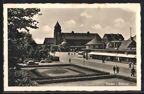 AK Giessen, Bahnhof und Strassenpartie mit Konditorei Schwarz