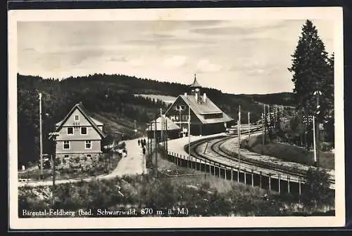 AK Feldberg-Bärental, Bahnhof mit Strassenpartie im Winter