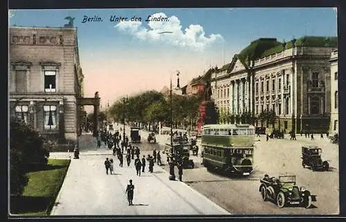 AK Berlin, Autoverkehr Unter den Linden am Denkmal Friedrich d. Grossen