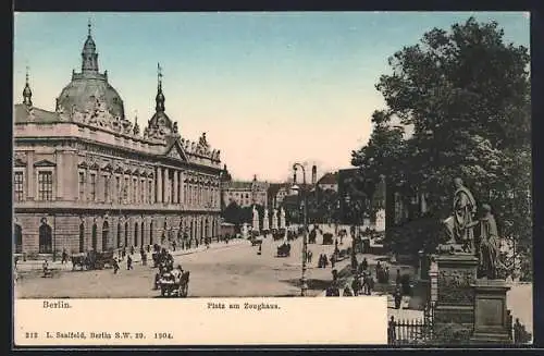 AK Berlin, Platz am Zeughaus mit Denkmal