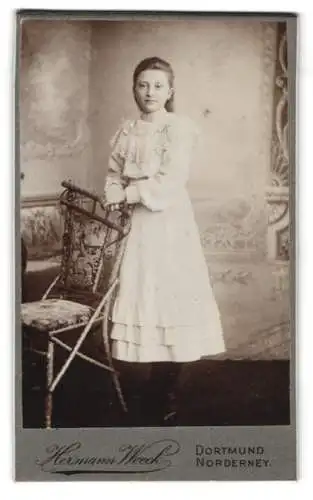 Fotografie Hermann Weeck, Dortmund, Reinoldistrasse 8, Lisbeth Watermann als junges Mädchenin weissem Kleid