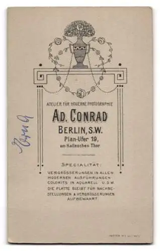 Fotografie Ad. Conrad, Berlin, Plan-Ufer 19, Erna als kleines Mädchen mit Schleife im Haar