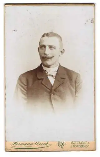 Fotografie Hermann Weck, Norderney, Reinoldistrasse 8, Eberhard Herben in Anzug und Fliege