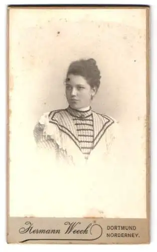 Fotografie Hermann Weeck, Dortmund, Else Herben in kariertem Kleid