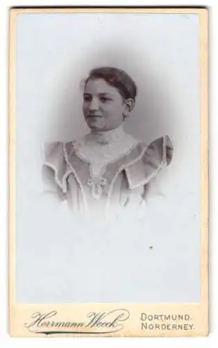 Fotografie Herrmann Weck, Dortmund, Reinoldistrasse 8, Jenny Herben in hochgeschlossenem Kleid