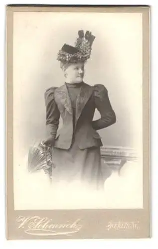 Fotografie W. Scheurich, Berlin, Leipziger Str. 106, Emmi Thoss im Jahr 1898 in tailliertem Kleid