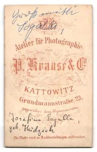 Fotografie P. Krause &amp Co., Kattowitz, Grundmannstrasse 23, Josefine Sogalla in gepunktetem Kleid