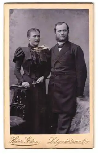 Fotografie Heinr. Gröne, Lütgendortmund i. W., Friedrich und Emilie Hawe stehend im Porträt