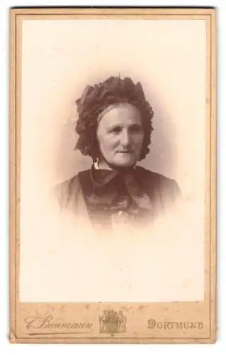 Fotografie C. Baumann, Dortmund, Ostenhellweg 18, Friederike Haber geb. Oberschulte mit schwarzer Haube